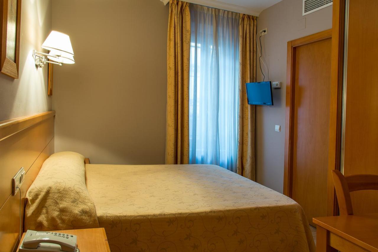 Hotel Castilla Caces Exteriör bild